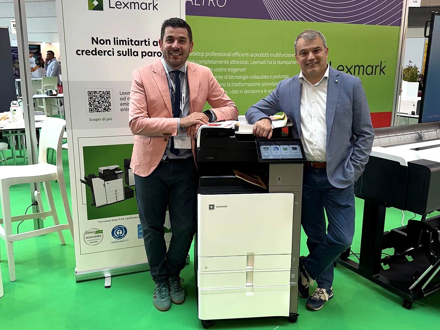 Il team Kunetec con una multifunzione Lexmark a una fiera di settore